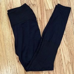 Black yoga pants with ribbing